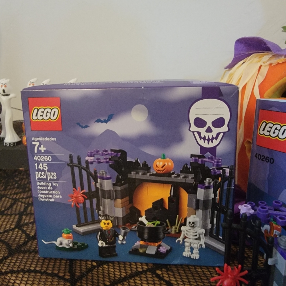 RETIRED Lego 40260 Halloween Haunt. Released Sep 2, 2017 Retired Oct 7, 2017